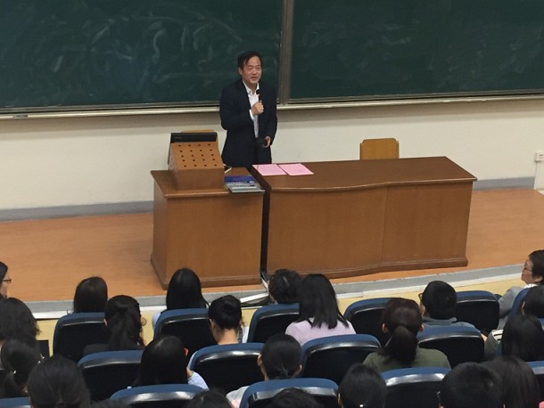 伟德BETVLCTOR導師團聘任儀式暨“心懷感恩・勇于擔當”主題講座順利舉行